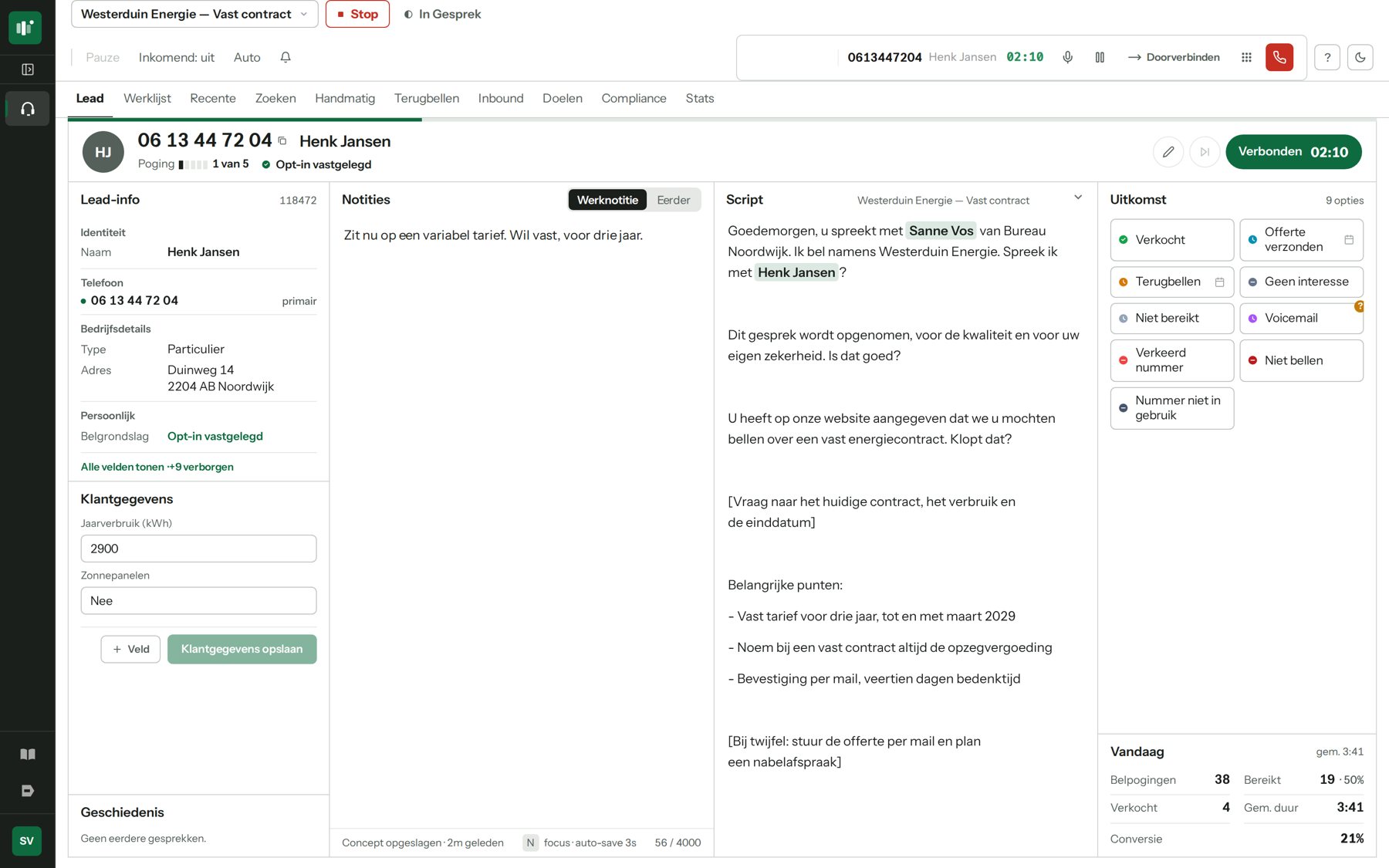 De werkplek van de agent tijdens een gesprek: het nummer groot bovenaan, het script, de uitkomsten en de dag